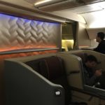 スーツケースの中に座っている男性