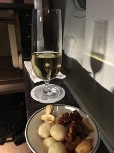 皿の上の料理と飲み物