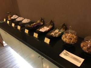 部屋に備え付けている様々な種類のお菓子