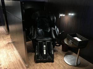 木製床と黒い椅子