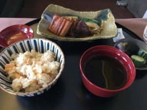 テーブルの上にあるいろんな食べ物