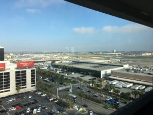 飛行機の窓から見える街の風景