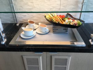 キッチンカウンターの上にある料理