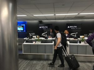 空港の荷物受け取り場にいる人たち