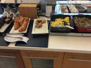 カウンターの上にある料理