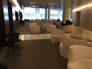 部屋に備えている数々の椅子