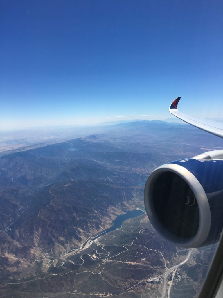 飛行機の羽と山の景色