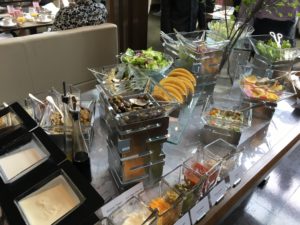 店のカウンターの上に置かれた料理