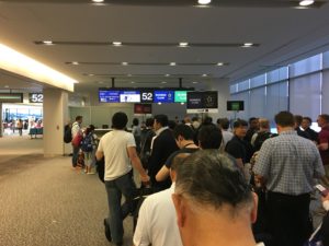 空港のロビーにいる人たち