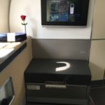 机の上にあるテレビ