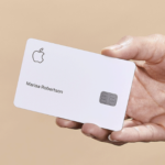 文字の書かれた紙を持っている男性