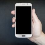 手に持った携帯電話