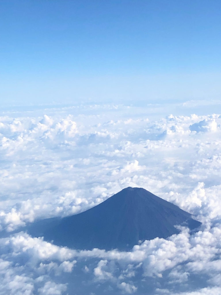 雲がかかった山