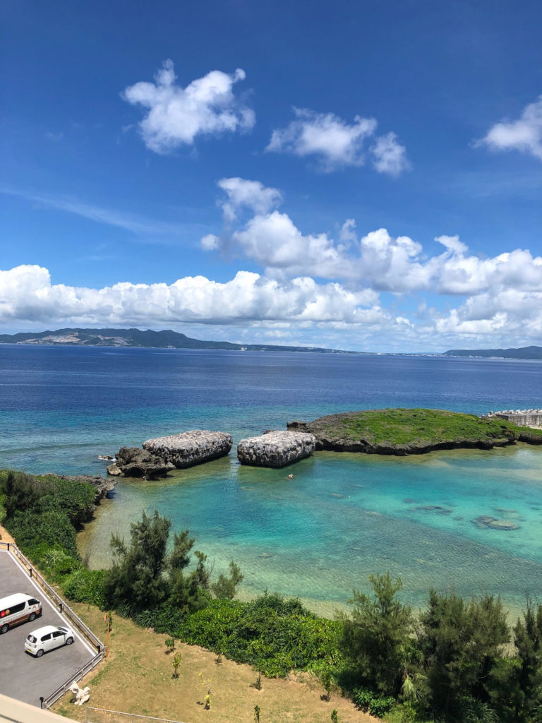 海に浮かぶ島