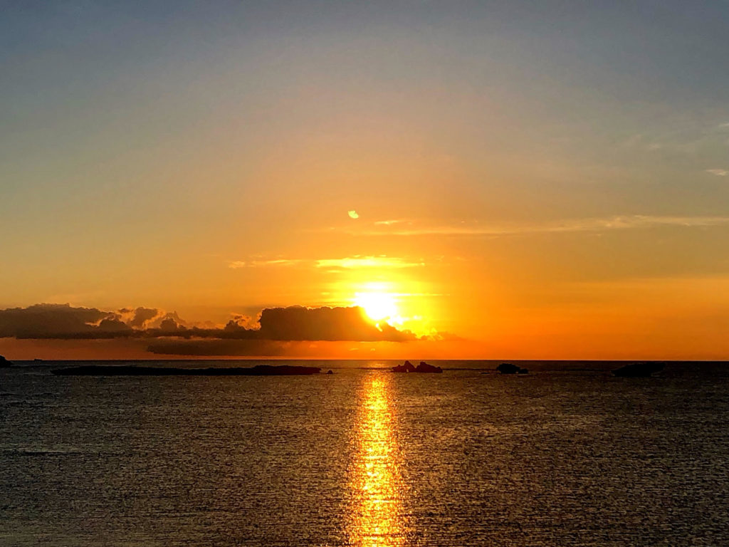 夕日が沈む海