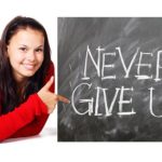 ポーズをとる女性