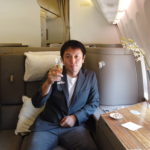 ベッドの上に座っている男性
