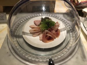 皿の上の料理とワイン