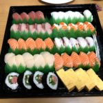 テーブルの上にあるいろんな食べ物
