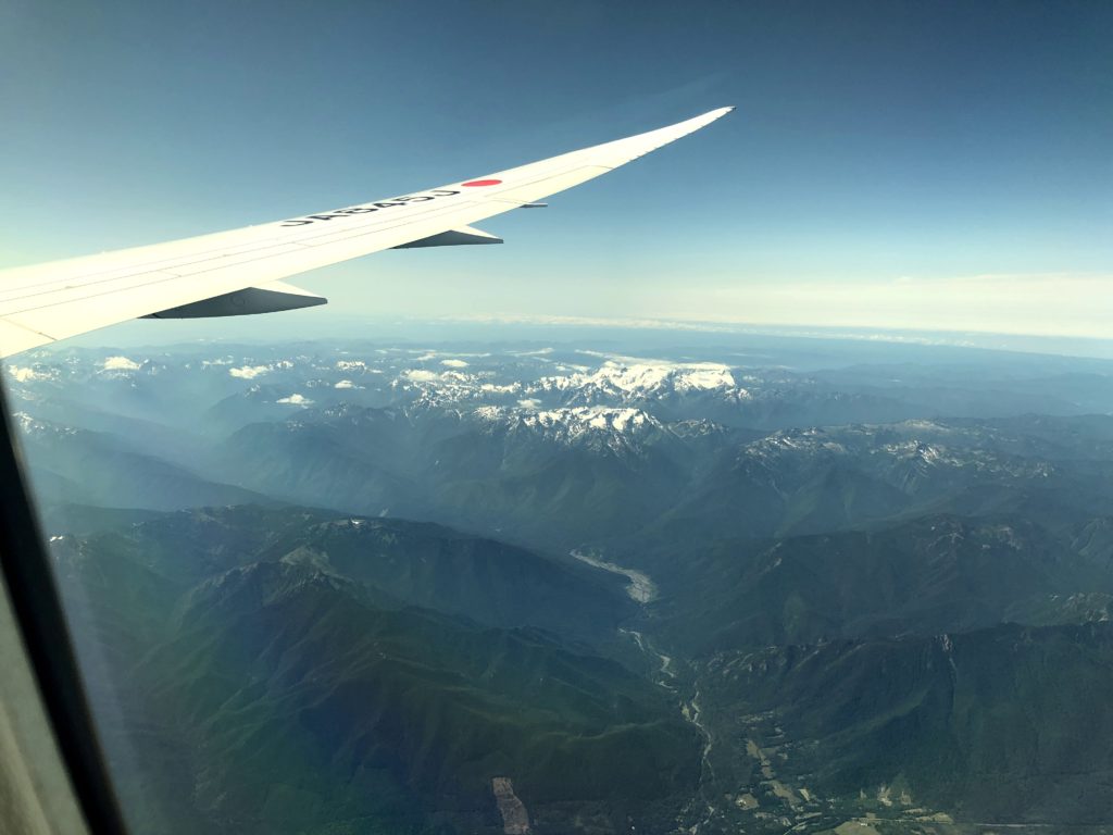 飛行機の窓から見える景色