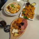 テーブルの上にあるいろんな食べ物