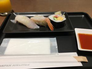 トレイの上の食べ物