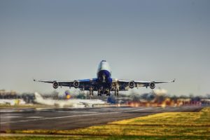 滑走路に着陸する飛行機