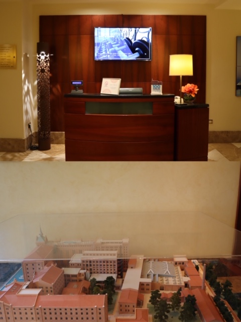 部屋に組み立てているテレビの画面