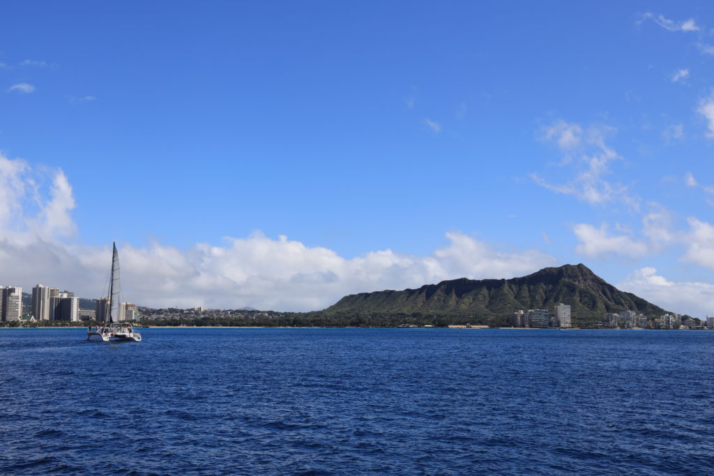 海に浮かんでいる船