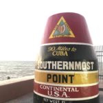 水の缶、背景はSouthernmost point buoy