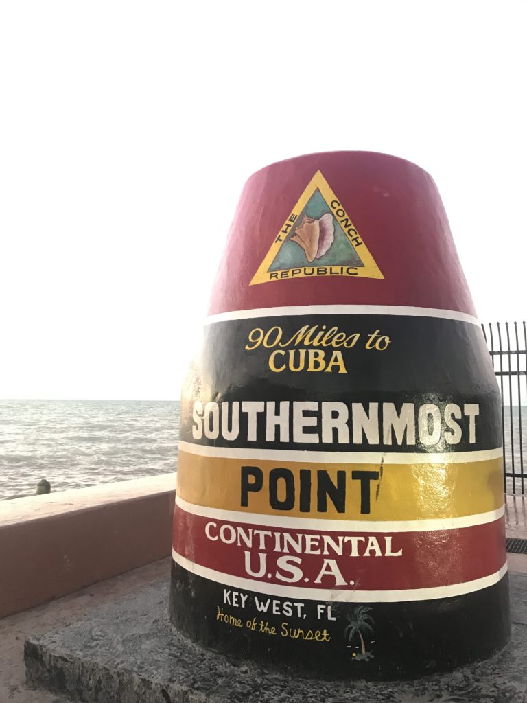 水の缶、背景はSouthernmost point buoy