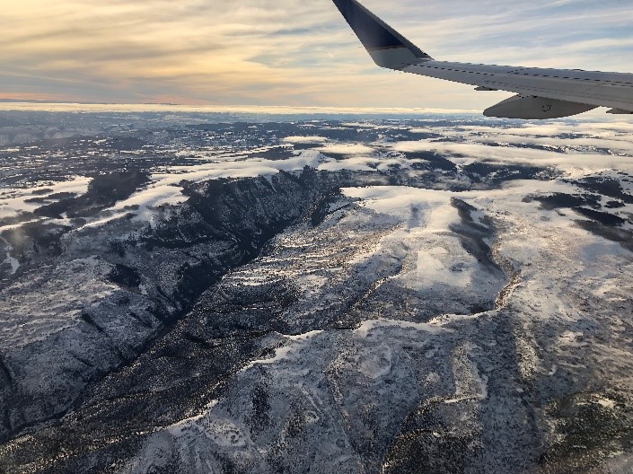 雪の上を飛んでいる飛行機の翼