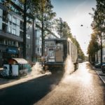 道路を走るバスと歩道を歩いている