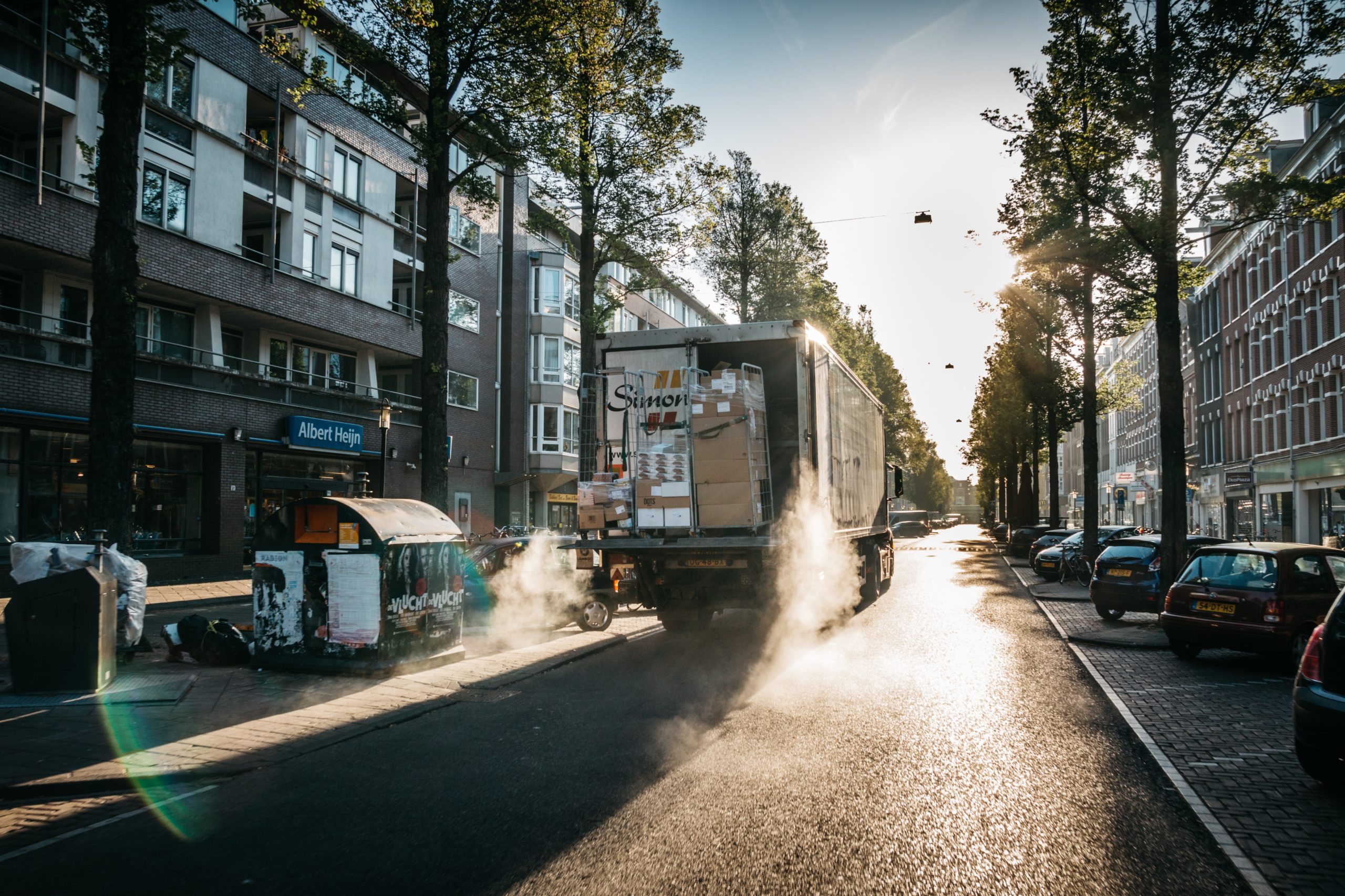 道路を走るバスと歩道を歩いている