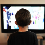 テレビの画面を見ている少年