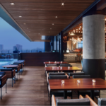 レストランのテーブルの上に置かれている部屋