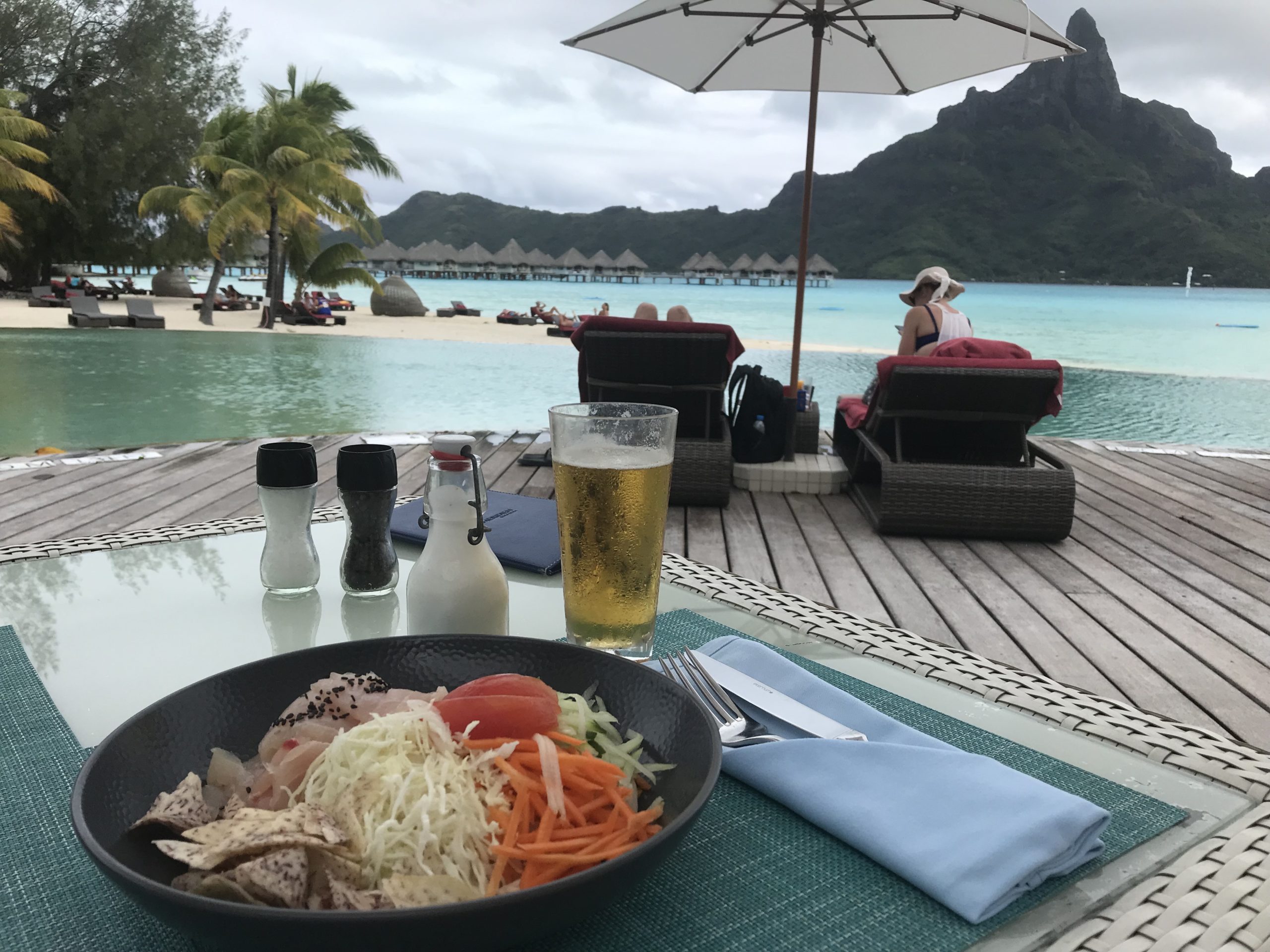 水の上にあるピクニックテーブルで食事をしている