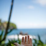 携帯電話を持っている手