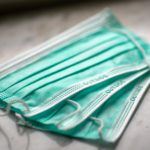 テーブルに置かれた本