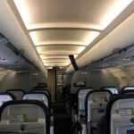 飛行機の座席に座っている