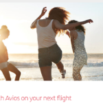 砂浜でジャンプする女性