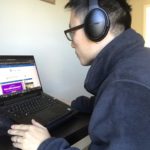 ノートパソコンを使っている男