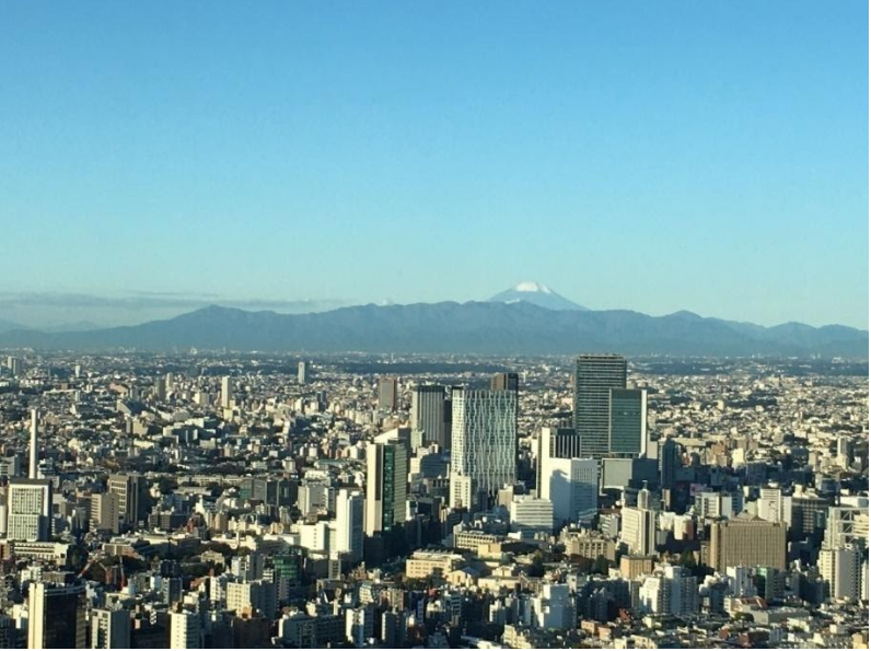 山に囲まれた建物