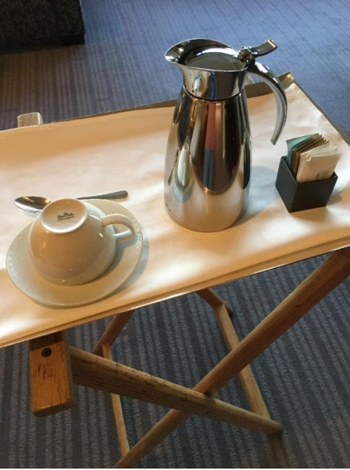 木製テーブルの上にあるコーヒーメーカー