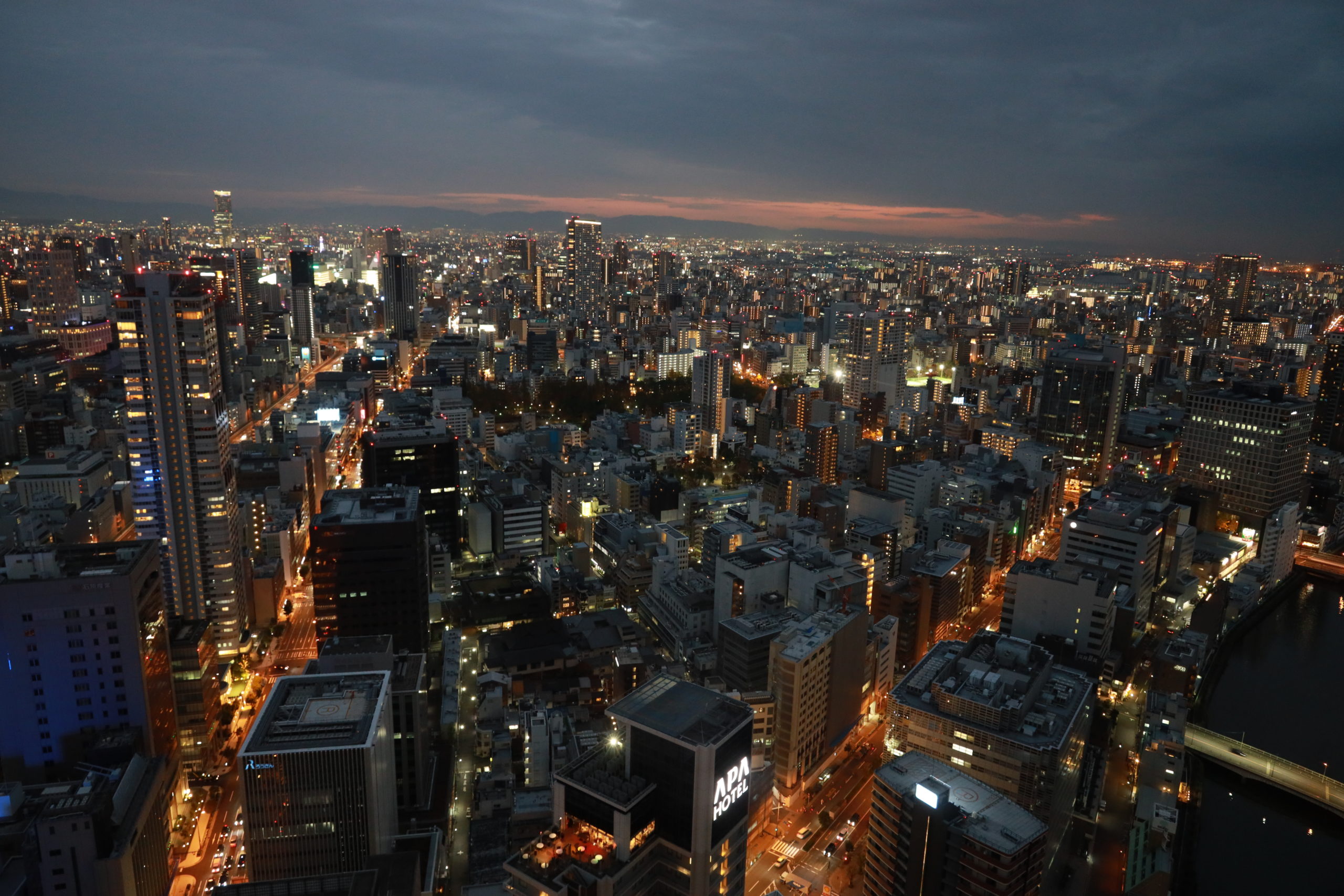 高層ビル群の夜景