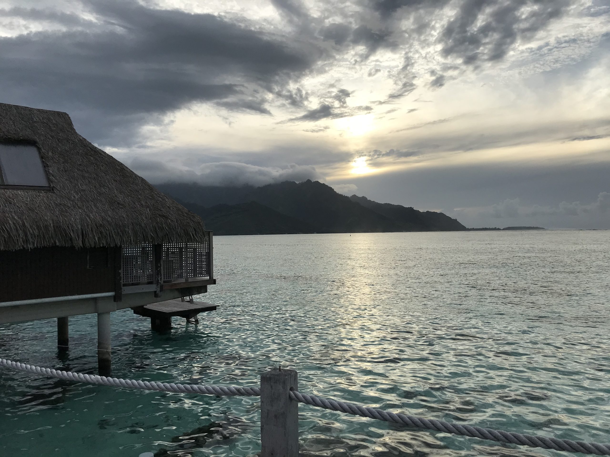 湖に浮かんでいる船