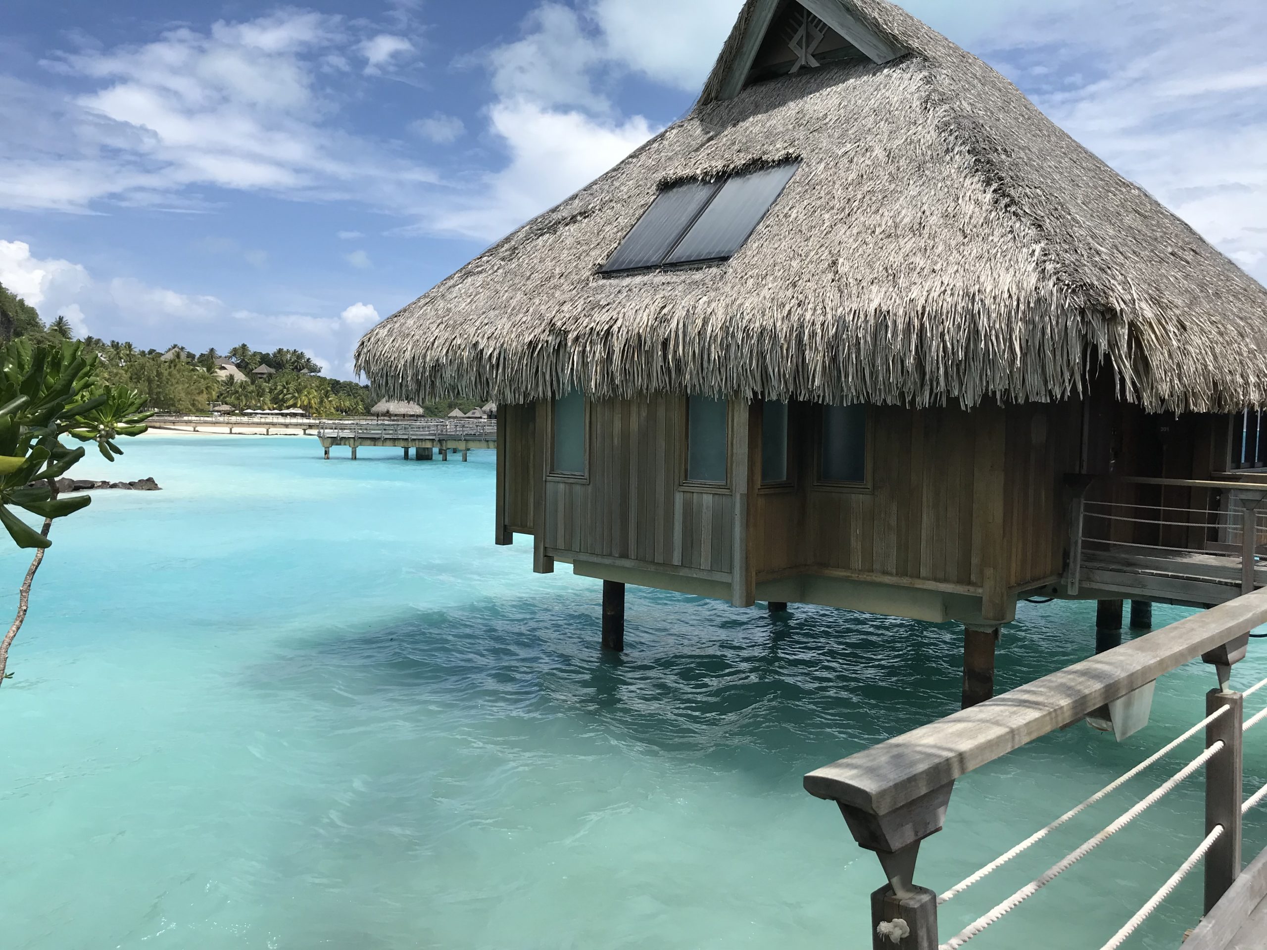 水の中にある屋根の建物、背景はボラボラ島