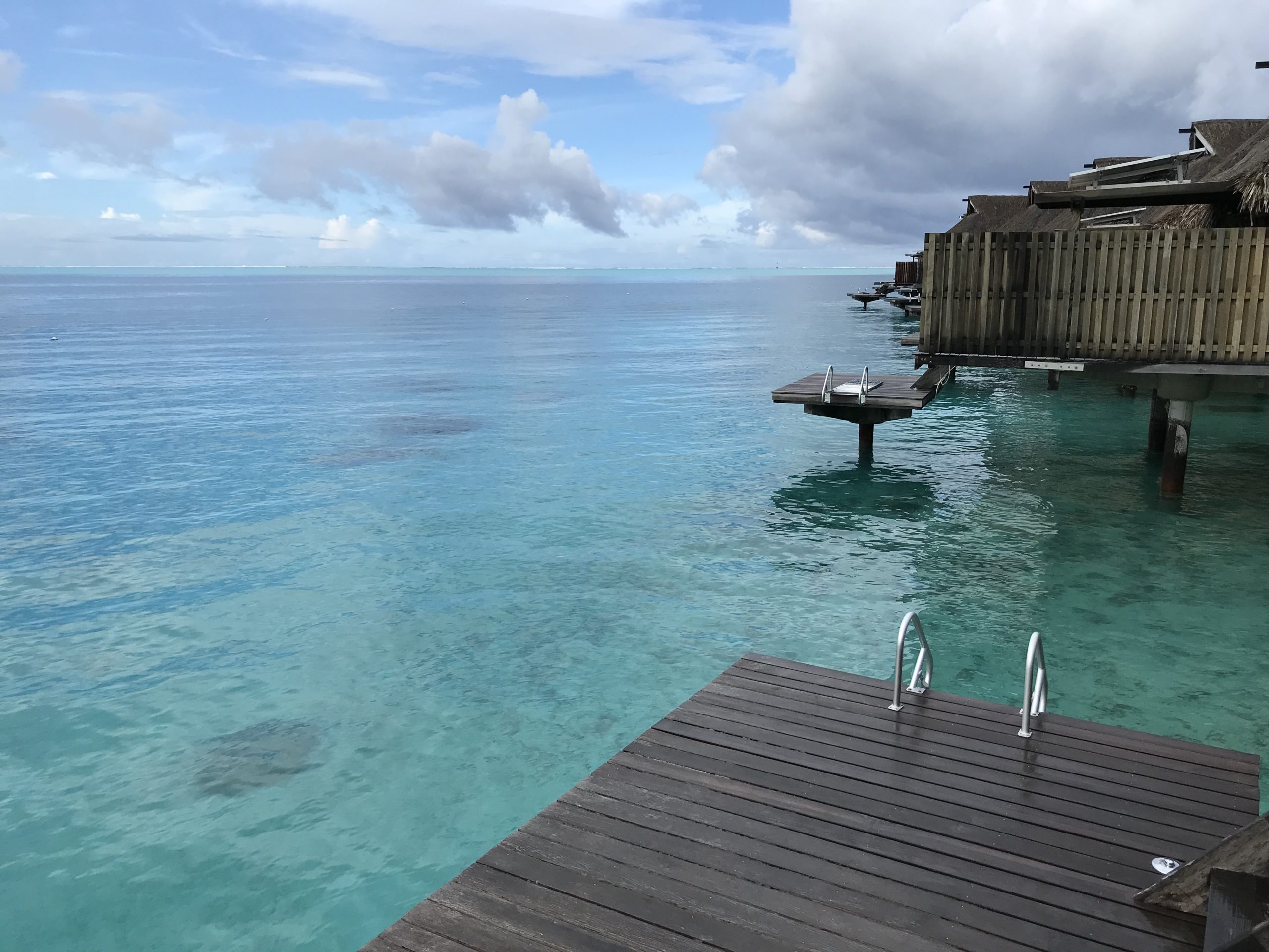 海に浮かんでいる船