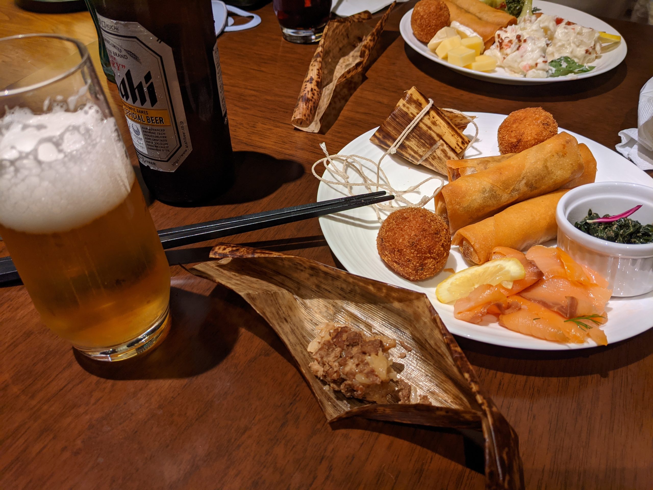 テーブルの上の食べ物