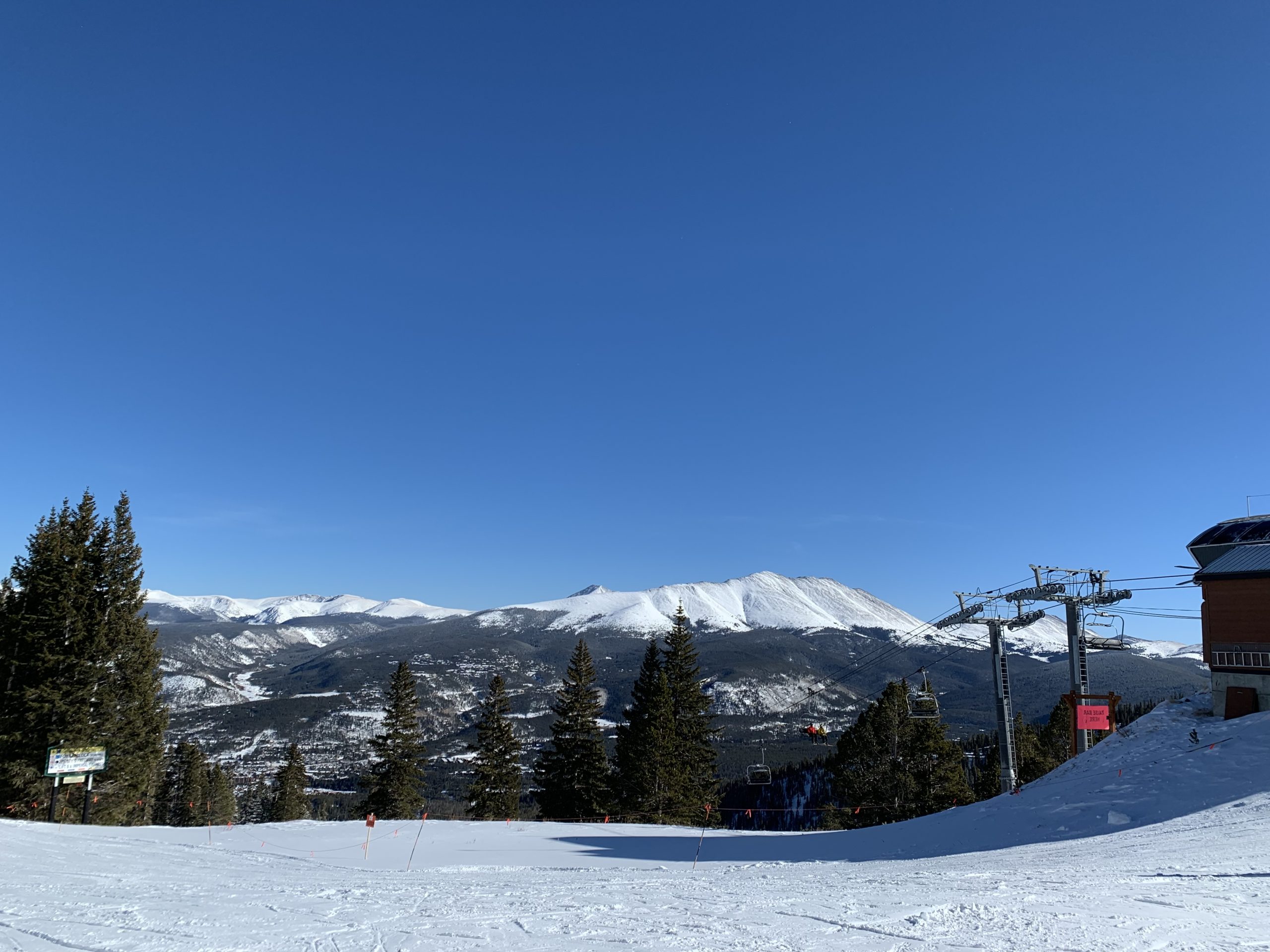 雪が積もっている山